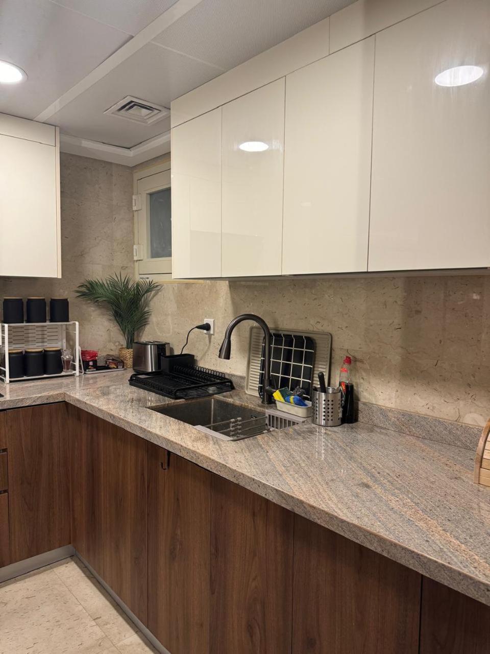 بفندق هىلتون المعادي عالنيل Tower Resident غرفتان وثلاثة Apartment *